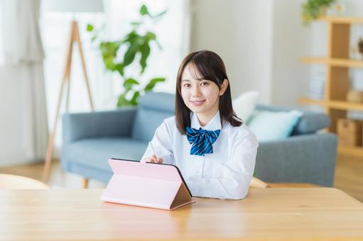 タブレットで勉強する女子高生 タブレットで勉強する女子高生 高校生,タブレット,笑顔の写真素材