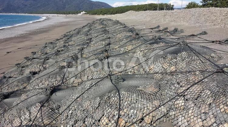 海岸の石と網の護岸 護岸,防災,インフラの写真素材