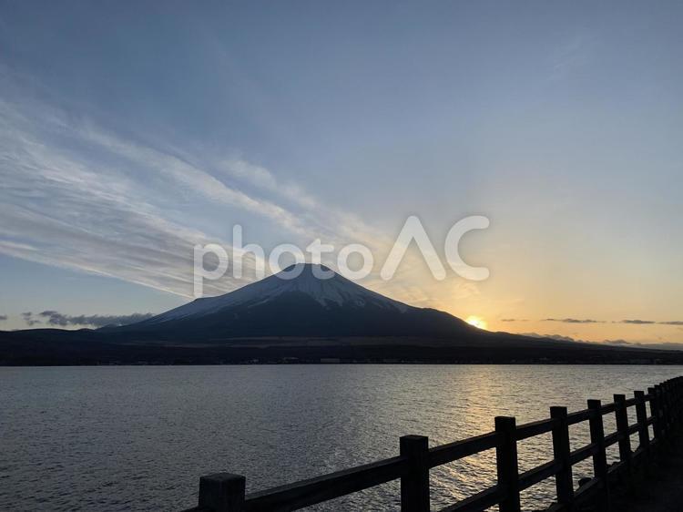 日暮の富士山と湖 富士山,湖,夕日の写真素材