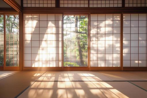 障子に映る木漏れ日と和の空間の写真