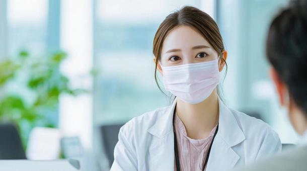 的確な問診をする女性医師 的確な問診をする女性医師の写真