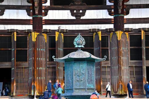 東大寺 八角燈籠 東大寺大仏殿,金堂,八角燈籠の写真素材