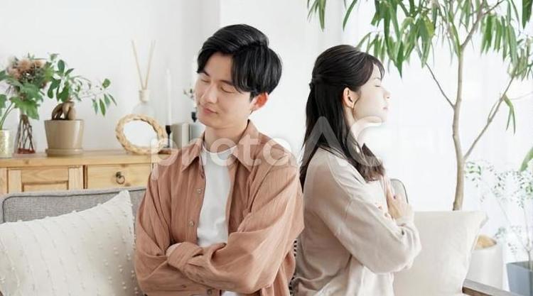 リビングで喧嘩をするカップル 喧嘩,カップル,夫婦の写真素材