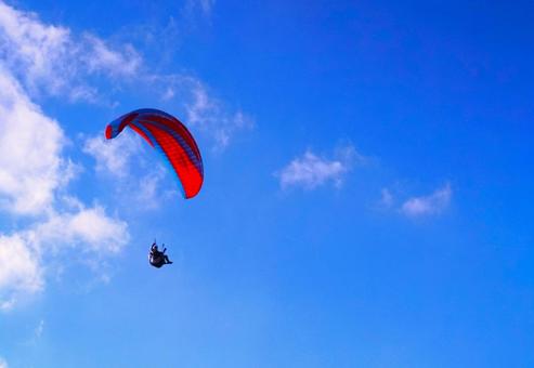 秋のブルースカイ パラグライダー,パラシュート,スカイスポーツの写真素材