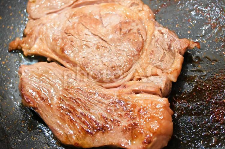 ステーキを焼く ステーキ,生肉,牛肉の写真素材