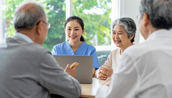 高齢者の相談を受ける女性の写真