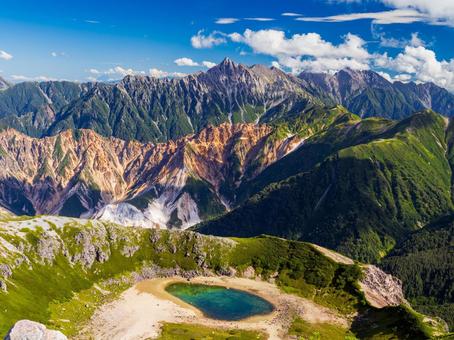 槍ヶ岳と鷲羽池 槍ヶ岳と鷲羽池の写真