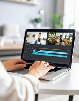 動画編集している人 動画編集している人の写真