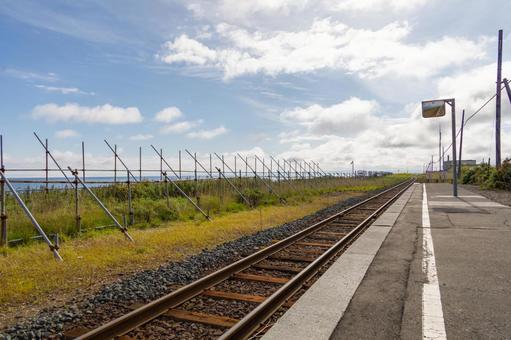 ローカル線の線路が伸びる風景 ローカル線の線路が伸びる風景 鉄道,秋晴れ,青空の写真素材