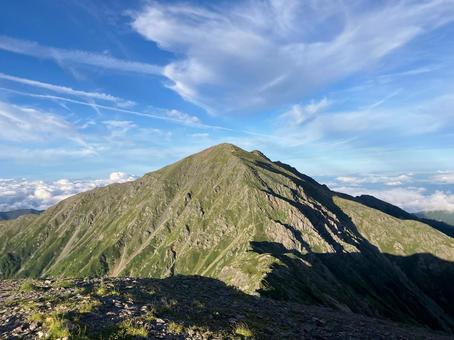 荒川中岳山頂より 夕方の悪沢岳 荒川中岳山頂より 夕方の悪沢岳 悪沢岳,荒川岳,中岳の写真素材