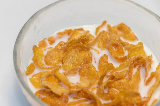 牛乳に浸したコーンフレーク コーンフレーク,牛乳,朝食の写真素材