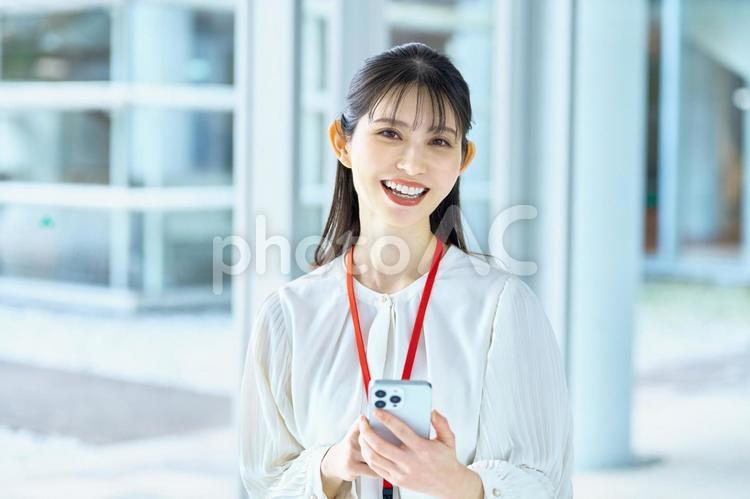 スマホ　笑顔　女性　会社員　ビジネス ビジネスウーマン,スマホ,スマートフォンの写真素材