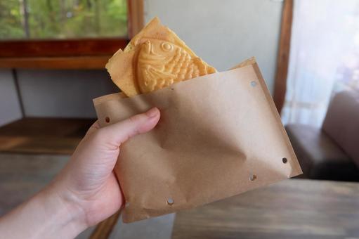 羽根(バリ)付きの鯛焼き 羽根(バリ)付きの鯛焼き 鯛焼き,たいやき,はね付きの写真素材