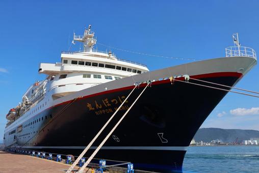 １０月中旬の日中の高松港のにっぽん丸 にっぽん丸,クルーズ船,船の写真素材