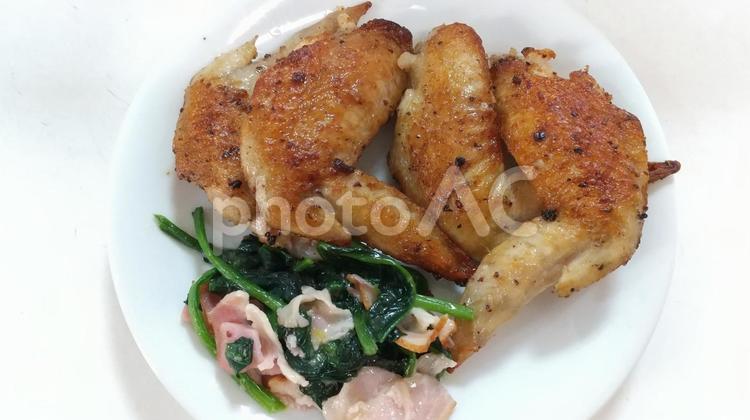 手羽先カリカリ焼きとほうれん草の炒め 手羽先カリカリ焼き,ほうれん草,ほうれん草の炒めの写真素材