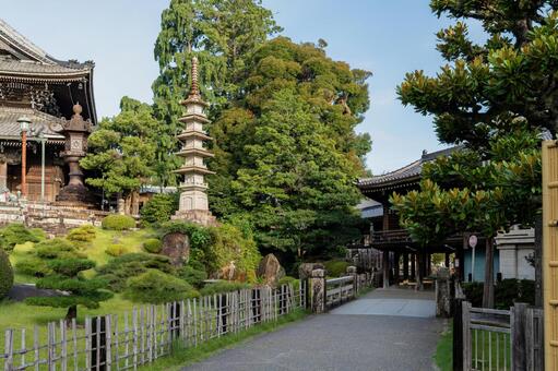 愛知　豊川稲荷　石塔と本殿 豊川稲荷,妙厳寺,とよかわいなりの写真素材