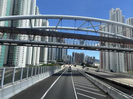 青空に架かる歩道橋と香港の高層ビル群 香港,高層ビル,歩道橋の写真素材