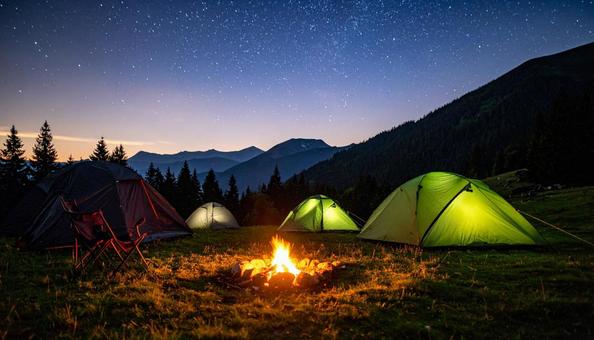 夜の星空の下の焚き火とテントキャンプ 夜の星空の下の焚き火とテントキャンプの写真