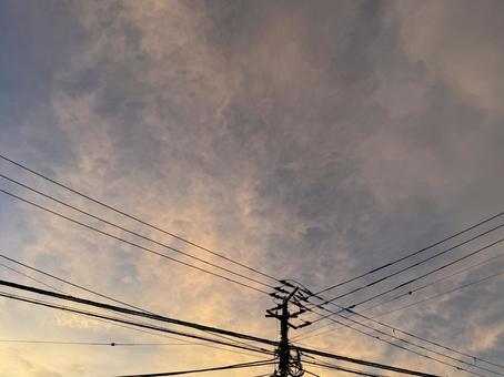 初秋の夕焼けと電線のシルエット 初秋の夕焼けと電線のシルエットの写真