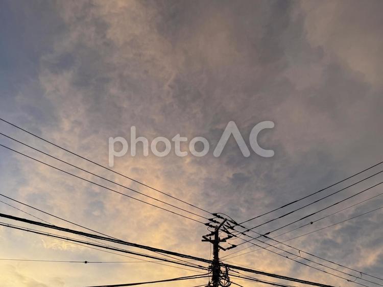 初秋の夕焼けと電線のシルエット 夕焼け,夕暮れ,秋の写真素材