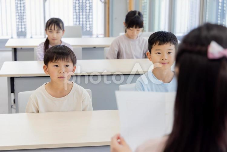 発表をする小学生 小学生,女性,男性の写真素材