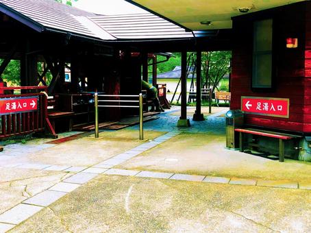 足湯施設の入り口とさわやかな風景 足湯施設の入り口とさわやかな風景 足湯,湯治,癒しの写真素材