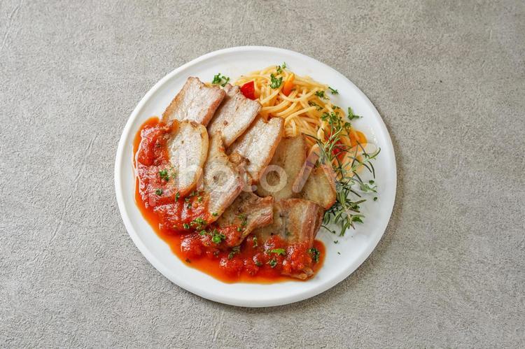 豚肉のトマトソース添え 豚肉ソテー,豚焼肉用,豚肉調理の写真素材