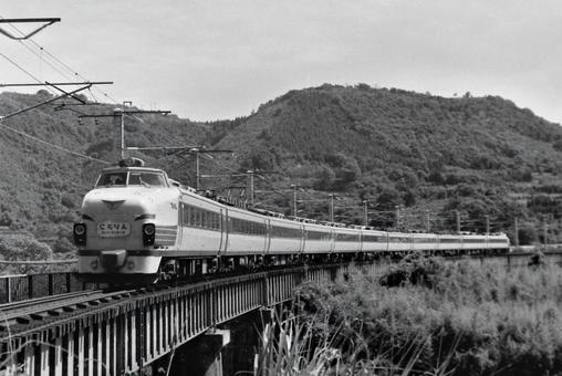 耳川鉄橋を渡る485系特急「にちりん」 のりもの,鉄道写真,鉄道車両の写真素材