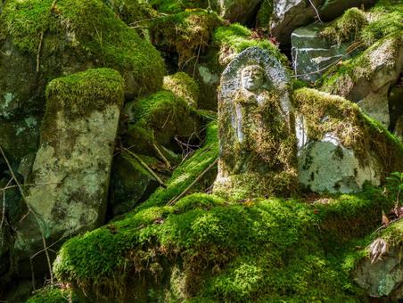 小楢山父恋し道登山道の苔むした地蔵 小楢山父恋し道登山道の苔むした地蔵 小楢山,地蔵,山梨百名山の写真素材