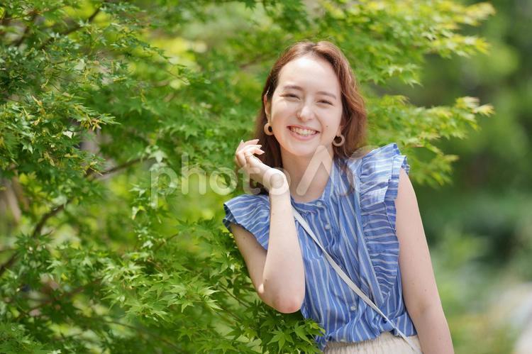 青もみじと女性のポートレート 女子旅,女性,日本人の写真素材