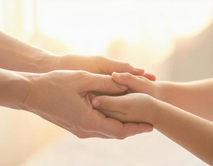 子供の手を握る大人の手 子供の手を握る大人の手の写真