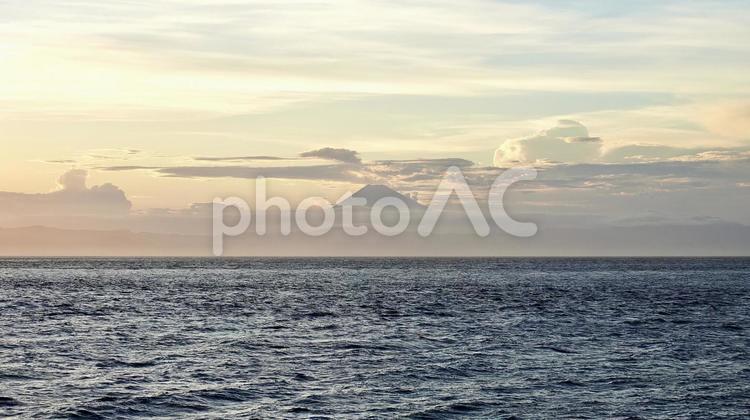 東京都伊豆大島の海岸から見える朝の海と空 日の出,海,朝日の写真素材