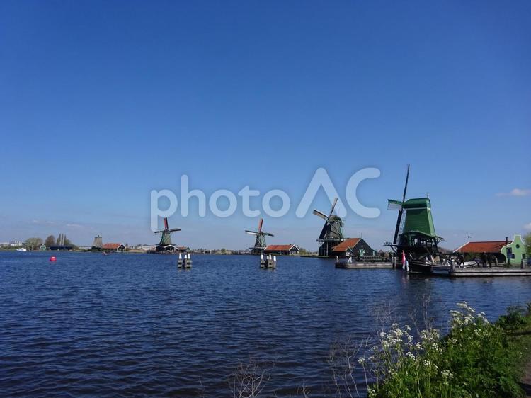 オランダの水辺の風車群 癒しの風景,静かな風景,風車の写真素材