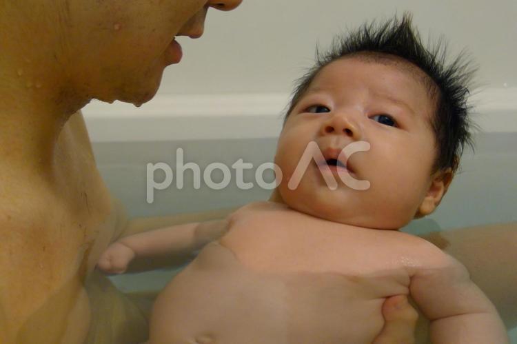 お風呂に入る赤ちゃん(男)とパパ　１か月 赤ちゃん,乳児,可愛いの写真素材