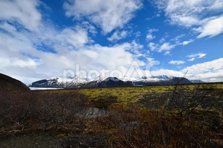 アイスランドの壮大な雪山と原野の風景 アイスランド,風景,景色の写真素材