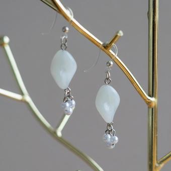 淡い白石と小粒パールの揺れピアス 淡い白石と小粒パールの揺れピアス ピアス,天然石,グリーンの写真素材