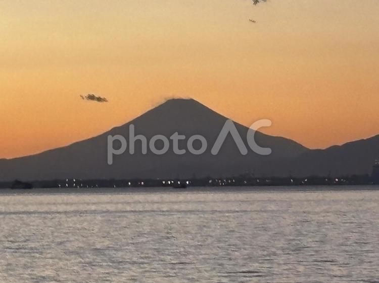 夕焼けの中の富士山 富士山,夕焼け,海の写真素材