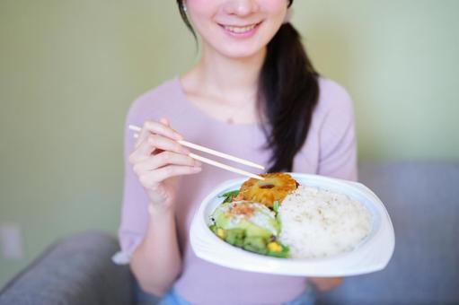 料理を手に微笑む女性 食事,食べ物,テイクアウトの写真素材