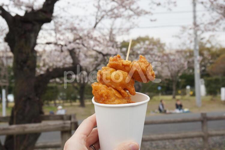 お花見で屋台の唐揚げ 唐揚げ,屋台,お花見の写真素材
