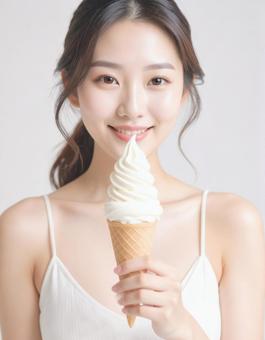 ソフトクリームと女性の写真