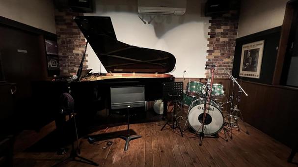 ライブハウスステージ ピアノ,ライブハウス,ステージの写真素材