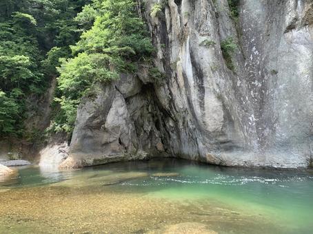 切り立つ岩壁とエメラルドグリーンの渓流 切り立つ岩壁とエメラルドグリーンの渓流 岩壁,渓流,緑水の写真素材