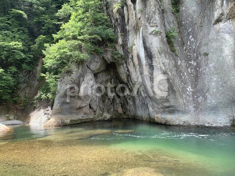 切り立つ岩壁とエメラルドグリーンの渓流 岩壁,渓流,緑水の写真素材