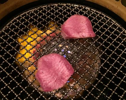 厚切り牛タンの網焼き 厚切り牛タンの網焼き 厚切り牛タン,牛タン,厚切りタンの写真素材
