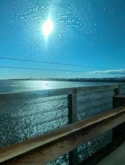電車の窓の海 電車の窓の海の写真