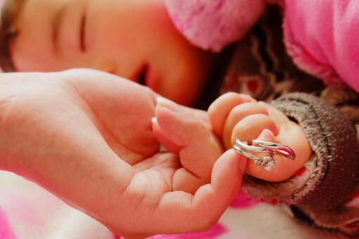 ママと赤ちゃんの手と指輪 赤ちゃん,指輪,指の写真素材