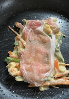 ニラ入りの粉もん、チヂミを調理中 ニラ入りの粉もん、チヂミを調理中 チヂミ,韓国料理,調理中の写真素材