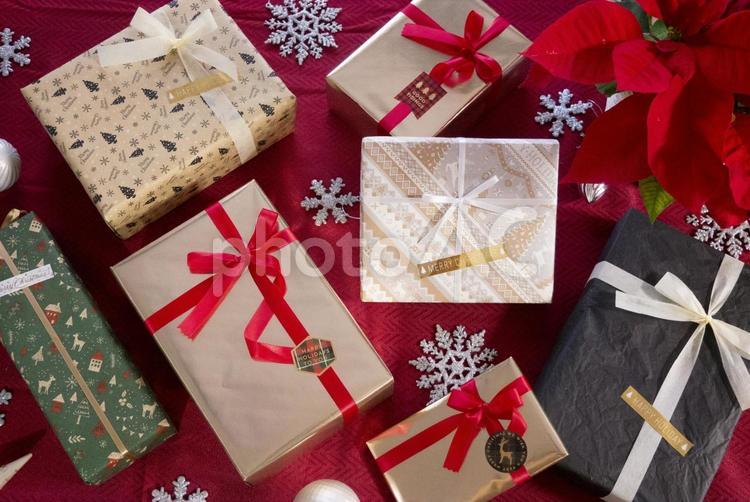 クリスマスプレゼントとオーナメント クリスマス,プレゼント,12月の写真素材