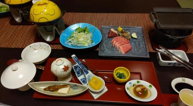 旅館でいただく晩ごはん 旅館でいただく晩ごはん 夕食,旅館,色とりどりの写真素材