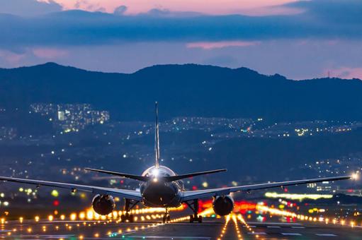 滑走路で離陸スタンバイする大型旅客機 滑走路で離陸スタンバイする大型旅客機 飛行機,航空機,旅客機の写真素材